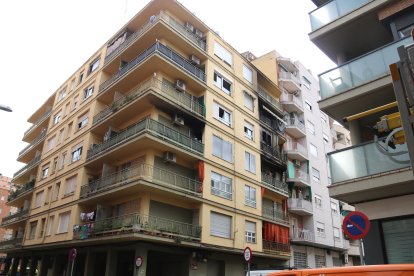 Bloc de pisos on s'ha originat un incendi al passatge Agustí Duran i Sanpere de Lleida