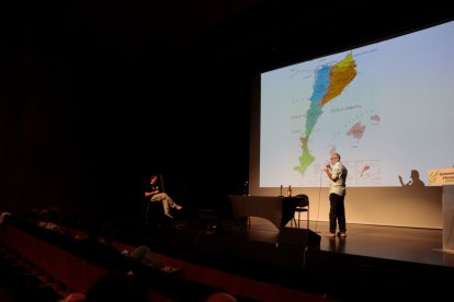 El professor de la Universitat Rovira i Virgili, Pere Navarro, durant la conferència sobre el mapa dialectal del català
