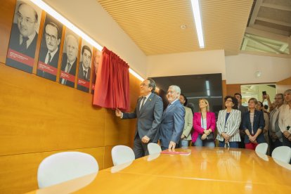 El president del Parlament de Catalunya, Josep Rull, va ser l’encarregat de destapar la cortina i descobrir les fotografies dels expresidents del Consell Social de la URV.