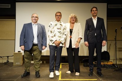 Oriol Castro (segon per l’esquerra), fou nomenat membre d’honor del Consell d’Experts de l’AEHT.