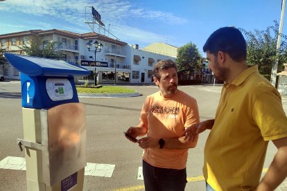 Dani Franquès i Jordi Molinera, en un dels parquímetres de Baix a Mar.
