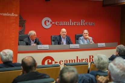 Domènech va presentar l’obra acompanyat del president de la Cambra, Mario Basora, i el catedràtic de la URV Antoni Terceño.