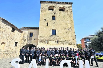 Imatge de família dels policies reconeguts i els participants institucionals a la celebració.