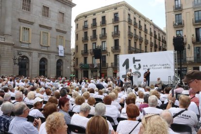Centenars de persones omplen la plaça de Sant Jaume de Barcelona en l'acte amb motiu del Dia internacional de les persones grans.