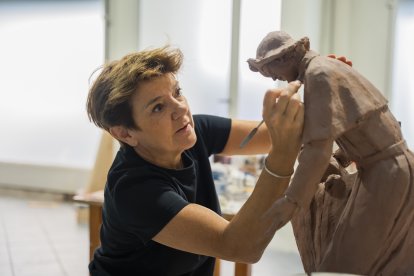 Béatrice Bizot amb la maqueta de fang de la figura de Sant Roc.