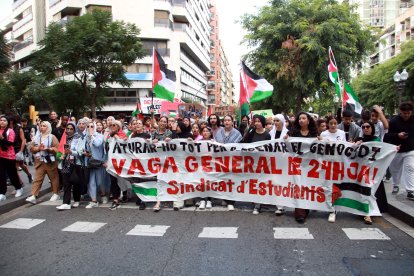 Capçalera de la manifestació convocada pel Sindicat d'Estudiants per denunciar el genocidi de Gaza a Tarragona.