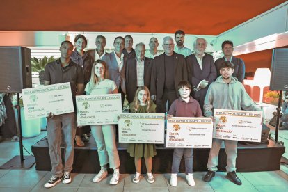 Els joves guardonats amb els premis esportius al rooftop de l’Hotel Olympus Palace de Salou, reconeguts pel seu talent.