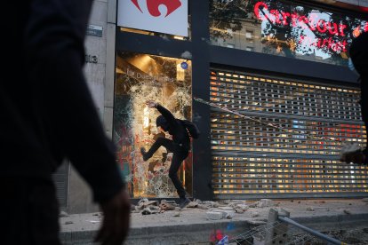 Un encaputxat causa danys a un establiment d'una cadena de supermercats a la Rambla de Barcelona