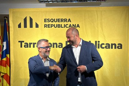 Els dos candidats d'ERC a les primàries per escollir el cap de llista a les eleccions municipals del 2027, Xavier Puig i Saül Garreta, donant-se la mà després de la jornada electoral.