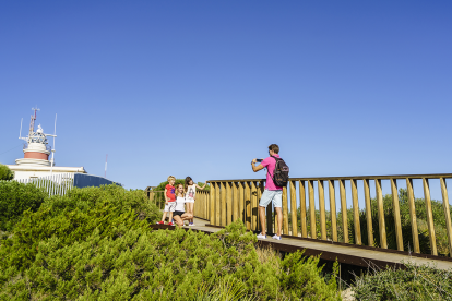 Una família fotografiant-se al Camí de Costa de Salou