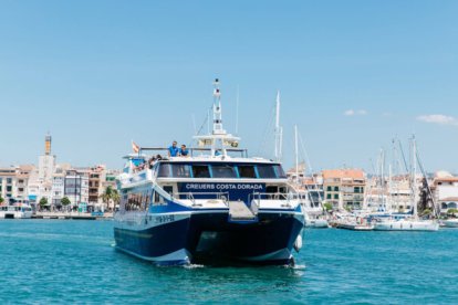 Una embarcació surt del port de Cambrils en una expedició del Nàutic Parc