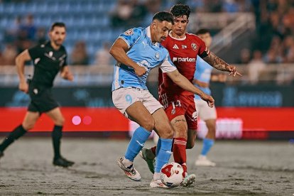 Óscar Sanz pressionant al davanter de l’Ibiza, Davo, durant el duel de dissabte.