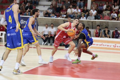 A la dreta, el nou fitxatge del CB Salou Darien Jackson defensant un jugador del Benicarló.