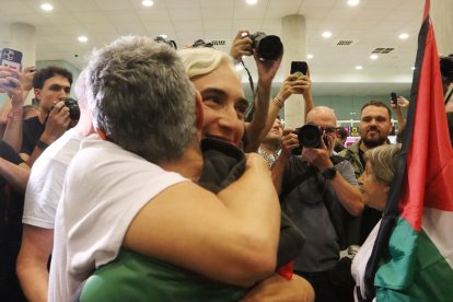 L'exalcaldessa de Barcelona Ada Colau s'abraça amb la seva companya Lucía Martin, que l'ha rebuda a l'aeroport del Prat després de la detenció d'Israel com a membre de la Global Sumud Flotilla.