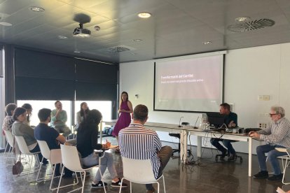 Sessió de retorn del procés d’escolta activa en relació a la transformació del Carrilet, amb els grups municipals.