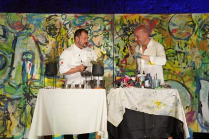 L'artista David Callau va pintar un plat creat pel xef Pep Moreno.