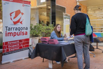 Una assistent s’informa a la Fira d’Oportunitats que va tenir lloc ahir al Centre Cívic de Torreforta