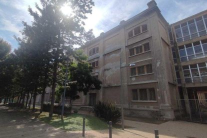 Imatge d’arxiu de la façana del mòdul 5 de la Tabacalera, on s’ubicarà el futur centre universitari privat d’Euses.