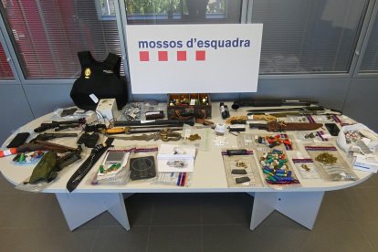 En els registres es van intervenir diverses armes, entre les quals hi havia dues armes de foc llargues i una pistola de tir esportiu.