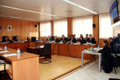 Els acusats de matar un home a Roquetes el gener de 2022, amb els seus advocats i les acusacions, a l'inici del judici a l'Audiència de Tarragona.