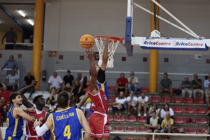 Darien Jackson, darrer fitxatge del CB Salou, intentant evitar la cistella del Benicarló.