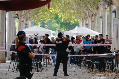 Imatge d'arxiu dels Mossos vigilant la zona i gent encuriosida prop d'on es va produïr el tiroteig mortal al barri de Cappomt de Lleida