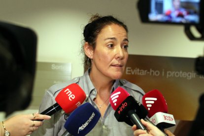 Cristina Vicente, cap d'Operacions de Protecció Civil, atenent els mitjans de comunicació