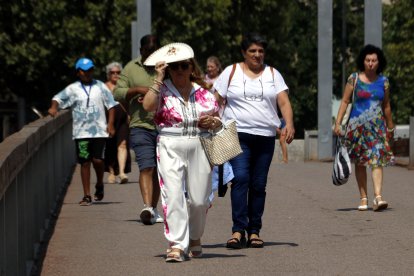Imatge d'arxiu una dona protegint-se de la calor amb un ventall