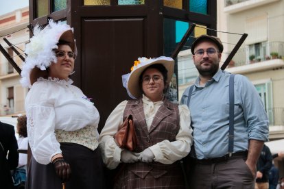 La Marta, l'Helena i en Jordi, tres reusencs vestits d'època durant la tercera edició de Reus 1900. Festa Modernista