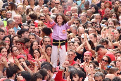 Una membre de la canalla de la Colla Jove Xiquets de Tarragona celebra el 3d10fm carregat a la segona ronda de la diada de la fira de Santa Teresa del Vendrell