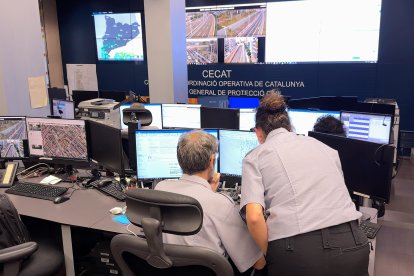 Membres de Protecció Civil consultant les previsions al Centre d'Emergències de Catalunya.