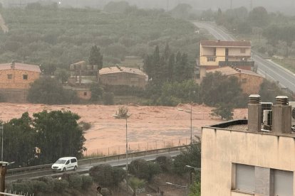 Barranc de la Galera a Masdenverge a punt de desbordar-se.