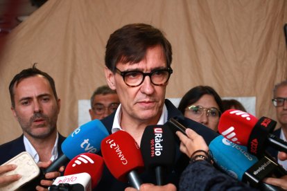 El president de la Generalitat, Salvador Illa, atenen els mitjans de comunicació després de la reunió del CECAT al Centre de Comandament Avançat de Tortosa