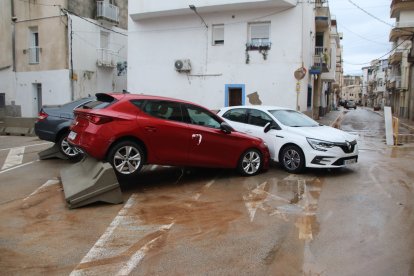 Cotxes apilonats a la Ràpita després dels aiguats
