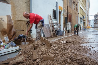 Dos homes netejant els carrers de Santa Bàrbara.