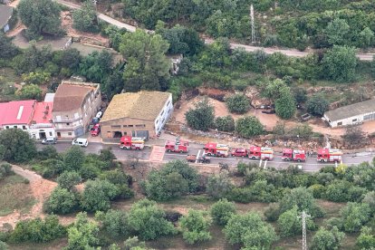 Imatge aèria amb les dotacions de Bombers desplegades.