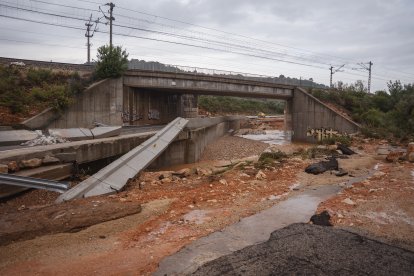 Carretera plena de fang que mostra els efectes dels aiguats entre Ulldecona i Freginals