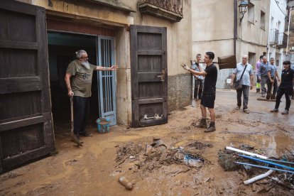 Veïns traient fang d'un habitatge a Godall.
