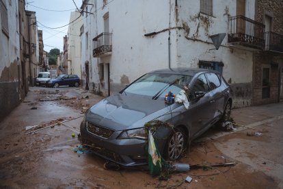 Vehicles arrossegats per les pluges a Godall.