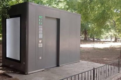 Imatge d’un lavabo públic instal·lat el 2022 a València, un model que serà similar al que s’implementarà a Tarragona.