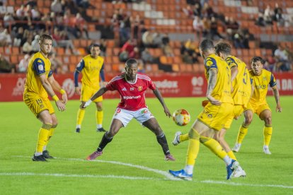 El jugador del Nàstic Cedric Omoigui envoltat de rivals durant el duel de diumenge contra l’Alcorcón.