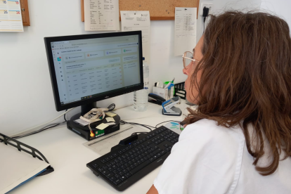 El sistema permet fer un seguiment personalitzat i continuat dels pacients reduint la necessitat d'atenció presencial hospitalària