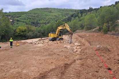 La planta s’està construint en una parcel·la del polígon industrial del municipi, prop del barranc de Salomó.