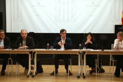 El president Salvador Illa, la consellera d'Interior, Núria Parlon i el conseller de la Presidència, Albert Dalmau, a l'inici de la reunió amb els alcaldes afectats pels aiguats a l'Ebre i els responsables dels cossos de seguretat i d'emergències