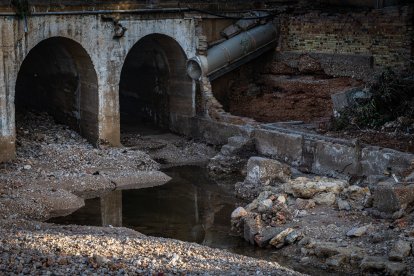 Un dels ponts afectats pels aiguats de l'Ebre al límit dels termes de La Ràpita i Alcanar