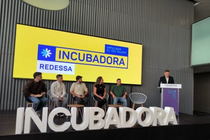El conseller delegat de Redessa, Josep Baiges, amb representants dels projectes innovadors que han entrat a la incubadora.