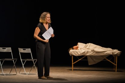 Míriam Mas, interpretant el paper de la Gina, mare de la Clàudia, en l’obra ‘Pots ser tu, puc ser jo’.