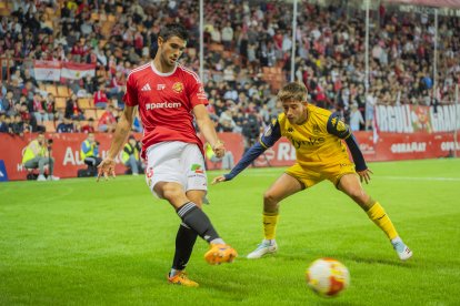 El migcampista Mángel Prendes durant el duel contra l’Alcorcón del passat diumenge.