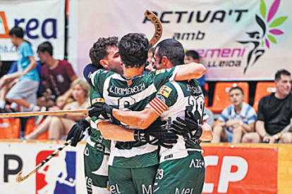 Els jugadors del Calafell celebrant la victòria.