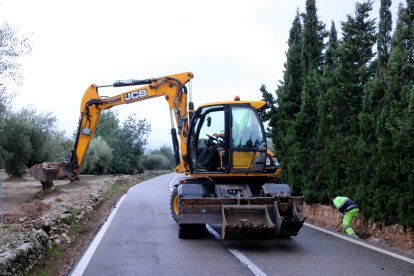 Treballs per garantir el pas després dels aiguats als Ports per la carretera TV-3421, entre Roquetes i Mas de Barberans.